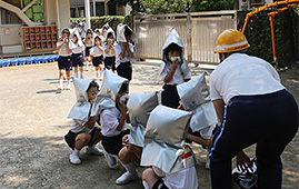 園児は速やかに園庭に避難を開始